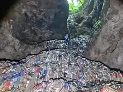 Dọn 51 tấn rác trong hang động Trương Gia Giới