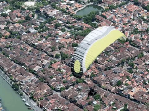 Tôi lần đầu bay dù lượn ngắm phố cổ Hội An