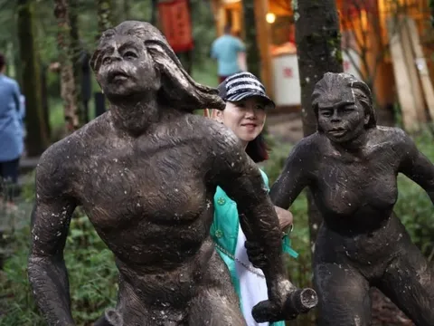 Khu du lịch gây sốt vì tuyển 'người rừng'