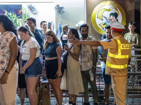 Mời hàng trăm khách Tây ra khỏi phố đường tàu Hà Nội