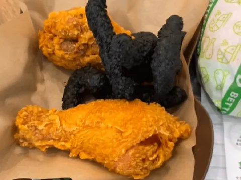 Món thịt lợn chiên 'nhắm mắt mới dám ăn' ở Trung Quốc