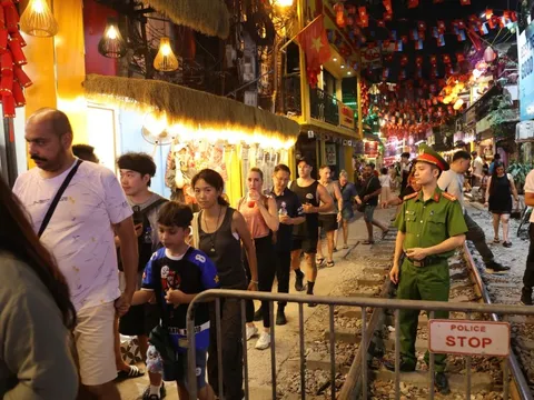 Sau đêm 'đuổi' hàng trăm khách Tây khỏi phố cà phê đường tàu