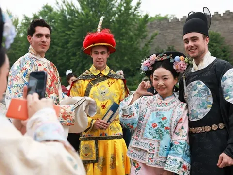 Khách Tây thích làm 'hoàng thượng, quý phi' ở Trung Quốc