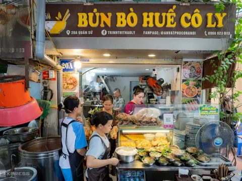 Quán bún bò 'không chuẩn vị Huế' hút khách ở phố cổ Hà Nội