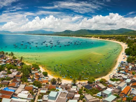 Làng chài hoang sơ quanh Mũi Vi Rồng
