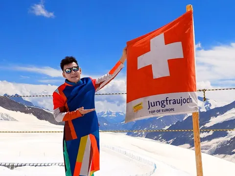 Nam du khách chụp ảnh với áo dài ở gần 70 quốc gia