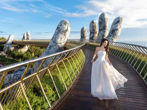 Á hậu Miss Universe Vietnam 2024 Vũ Thúy Quỳnh thả dáng ở cầu Vàng