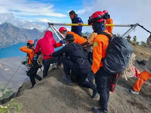 Tìm thấy thi thể du khách Brazil rơi xuống khe núi lửa ở Indonesia