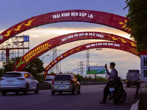 Biển 'hẹn gặp lại' ở Hải Dương, Thái Bình thành điểm check-in cảm xúc