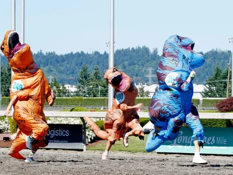 Bật cười xem 300 người mặc đồ khủng long chạy đua ở Mỹ