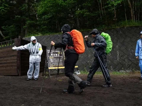 Thêm một mùa leo Phú Sĩ đáng đau đầu của Nhật Bản