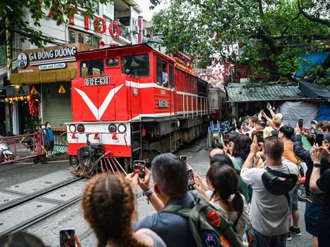 Lại mời khách Tây rời phố cà phê đường tàu Hà Nội