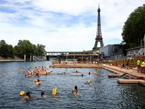 Khách sợ tiêu chảy, nôn mửa khi được cho phép bơi ở sông Seine