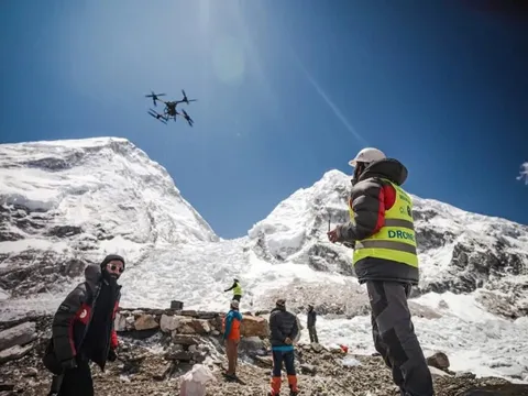 Dùng drone dọn hơn 280 kg rác trên đỉnh Everest