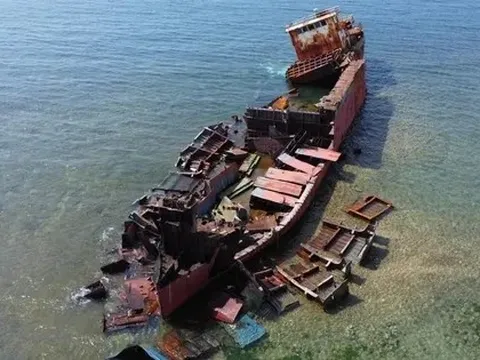 Tháo dỡ tàu mắc cạn 'sống ảo' ở Khánh Hòa