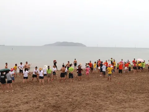 Nhiều du khách vẫn tắm biển Cửa Lò trước bão số 3