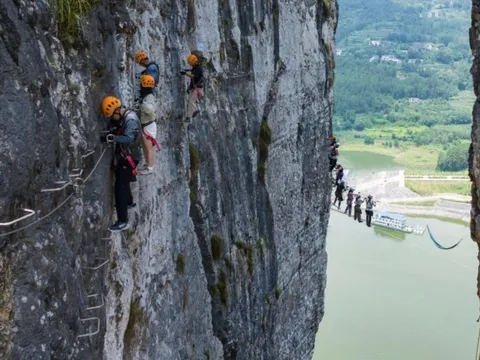 Thị trấn ở Trung Quốc 'đổi đời' nhờ tour leo núi mạo hiểm