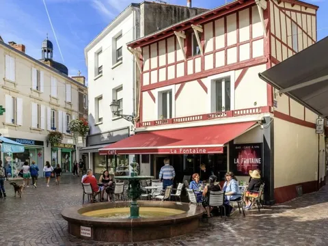 Cấm khách để ngực trần, mặc hớ hênh ngoài bãi biển ở Pháp