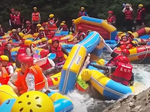 Kẹt cứng xuồng phao trong hẻm núi ở Trung Quốc