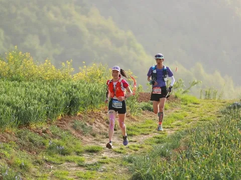 Đua nhau leo núi, lội bùn giữa nắng nóng cực hạn ở Trung Quốc