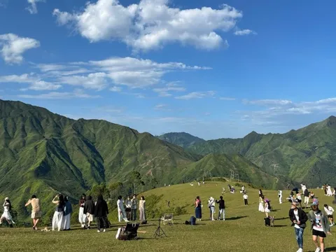 Một mét vuông, chục 'nàng thơ' đội nắng check-in Tà Xùa