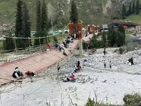 Cầu du lịch nổi tiếng ở Tân Cương đứt cáp, 5 người thiệt mạng