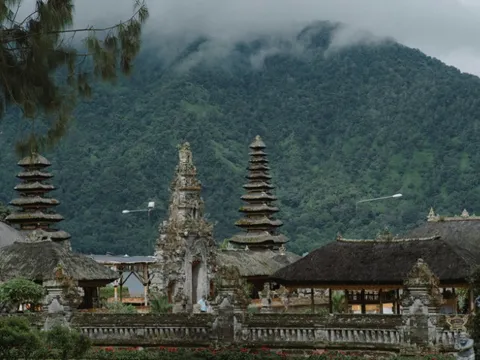 Cảnh bay dù lượn qua đền thiêng khiến người Bali tức giận