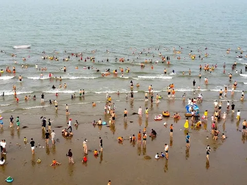 Đổ xô đi biển Cửa Lò 'giải nhiệt'