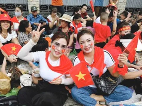 Du khách mang cơm cuộn, bún chả, chờ 10 tiếng để xem hợp luyện mừng 2/9