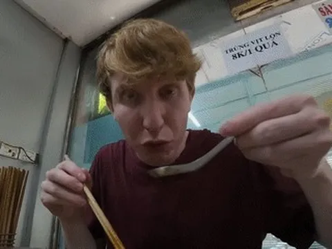 Khách Mỹ mê mẩn một món trong ngõ Hà Nội, sẵn sàng đi cả tiếng để ăn