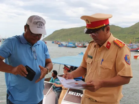 Siết chặt hoạt động tàu du lịch