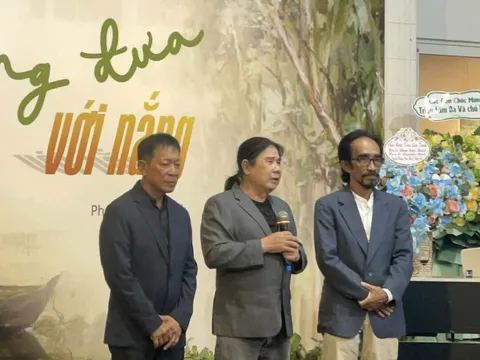 Hấp dẫn, sinh động với triển lãm "Đung đưa với nắng"