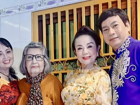 NSƯT Diệu Hiền xúc động tái ngộ CLB Hoa Lan Trắng trong đêm văn nghệ thiện nguyện