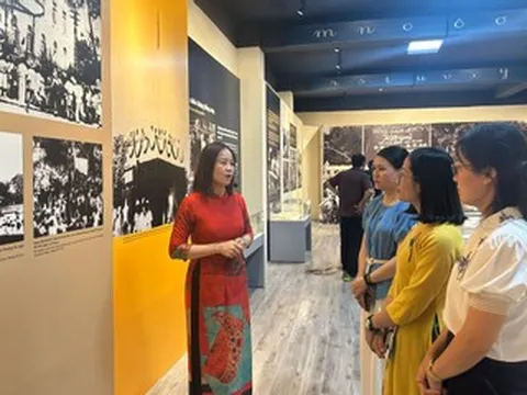 Ai đọc được chữ đi cổng 'Vinh quang', ai chưa biết đi cổng 'Mù'