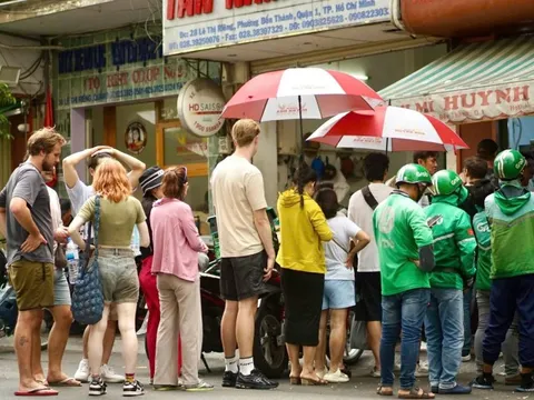 Bánh mì Huynh Hoa ra biển lớn