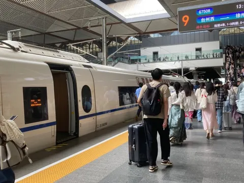 Xuyên thời gian trên tàu cao tốc