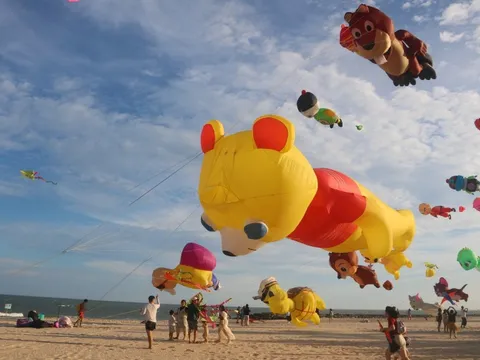 Sắc màu diều rực rỡ trên biển Phan Thiết, du lịch Bình Thuận “cháy phòng” dịp lễ
