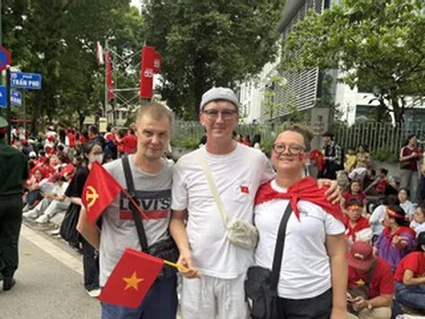 Khách Tây ngỡ ngàng trước 'biển người' chờ xem hợp luyện diễu binh ở Hà Nội