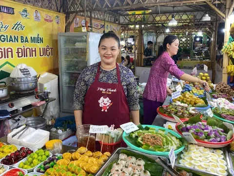 Hàng ngàn người đổ về Ngày hội Bánh dân gian 3 miền ở trung tâm TP HCM
