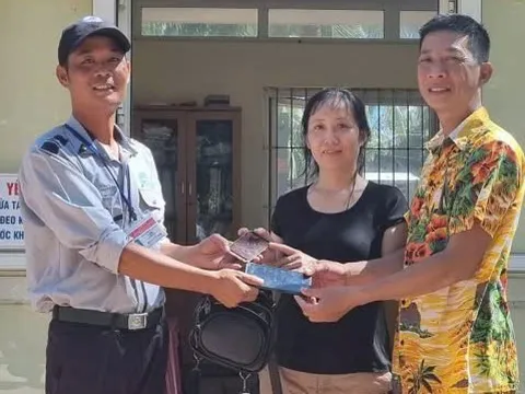 Dùng máy dò kim loại, tìm được thứ quý giá đánh rơi của một nữ du khách