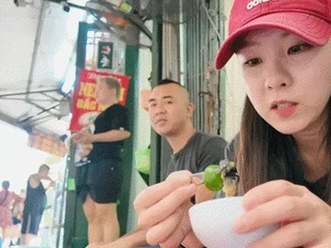 Khách Hàn mê tít món giòn sần sật ở vỉa hè Hà Nội, ăn hết bát cũng không thấy no