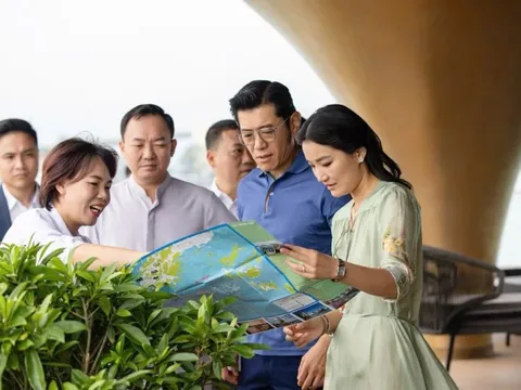 Quốc vương và Hoàng hậu Bhutan tham quan vịnh Hạ Long