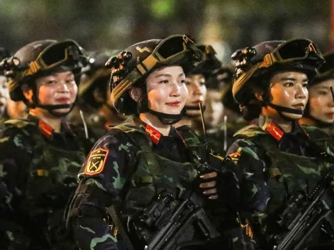 9 khối nữ rạng rỡ 'đi trong lòng nhân dân' vào đêm hợp luyện đầu tiên