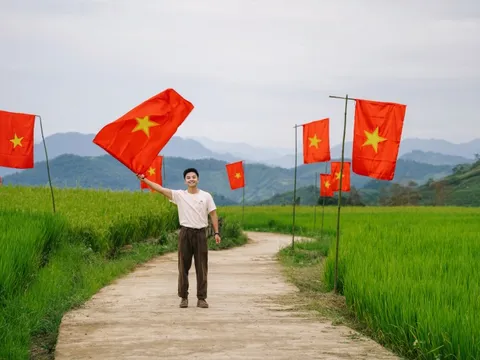 Con đường cờ đỏ sao vàng giữa ruộng bậc thang hút khách ở Sơn La
