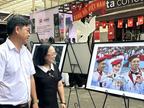 Sắc màu "50 năm niềm vui thống nhất"
