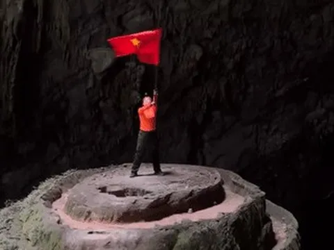 Nữ du khách Hà Nội mang cờ Tổ quốc chinh phục hang Sơn Đoòng, xúc động tột cùng