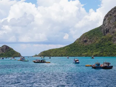 Cấm biển, tạm dừng du lịch tại nhiều địa phương do bão số 5