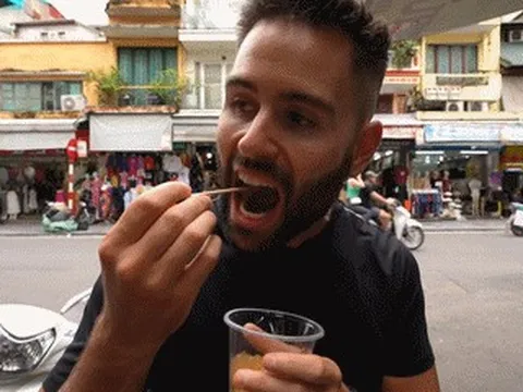 Khách Tây thử món 'lạ' giá 20.000 đồng ở Hà Nội, thốt lên 3 từ bất ngờ