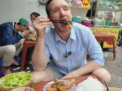 Món ăn Hà Nội khiến khách Tây mê mẩn, phải gọi 2 suất cho bõ thèm