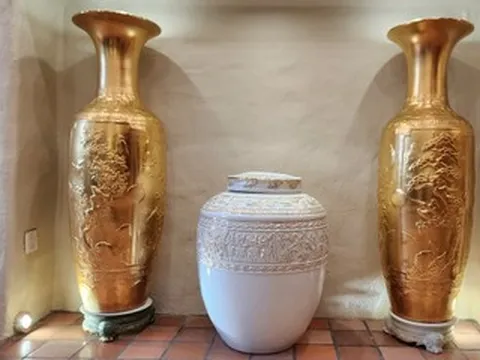 Chiêm ngưỡng sản phẩm gốm phủ vàng nano 24K độc đáo